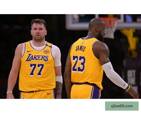 詹姆斯背靠背三双创历史新高 与东契奇赛后熊抱激情庆祝